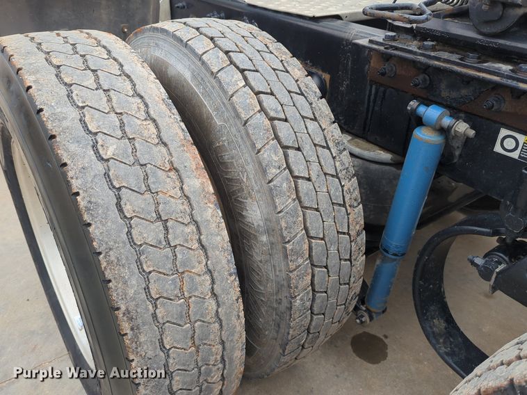 image for item LY9502 2015 Peterbilt 386  semi truck