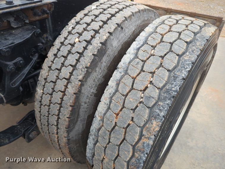 image for item LY9502 2015 Peterbilt 386  semi truck