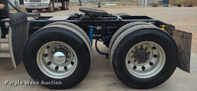 image for item LY9502 2015 Peterbilt 386  semi truck