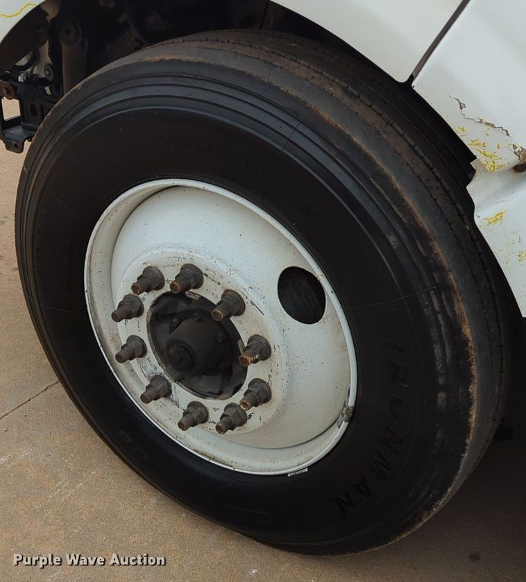 image for item LY9502 2015 Peterbilt 386  semi truck