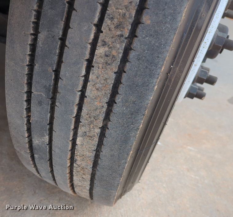 image for item LY9502 2015 Peterbilt 386  semi truck