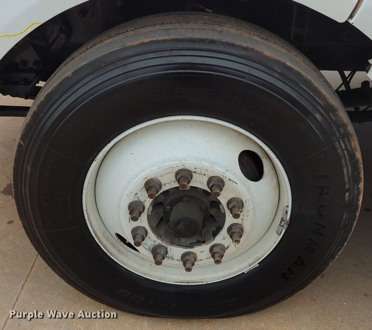 image for item LY9502 2015 Peterbilt 386  semi truck