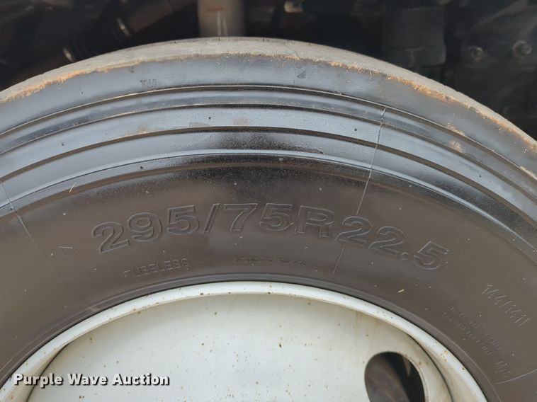 image for item LY9502 2015 Peterbilt 386  semi truck