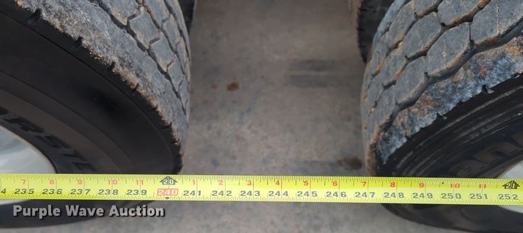 image for item LY9502 2015 Peterbilt 386  semi truck