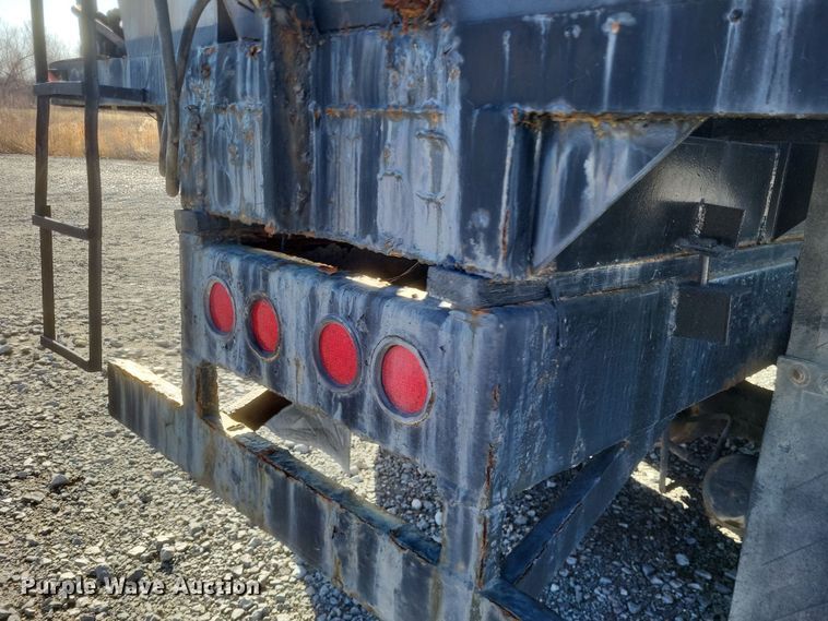 image for item MI9866 1998 Western Star 4964F  fertilizer delivery truck