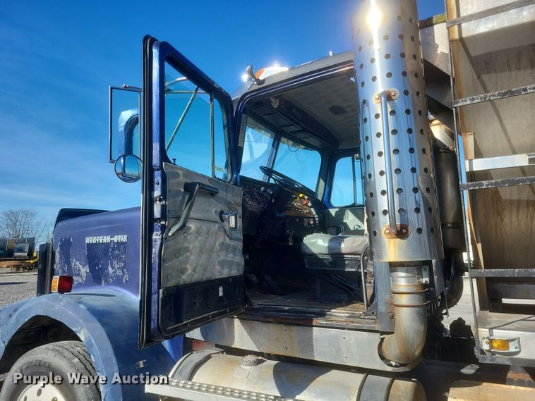 image for item MI9866 1998 Western Star 4964F  fertilizer delivery truck