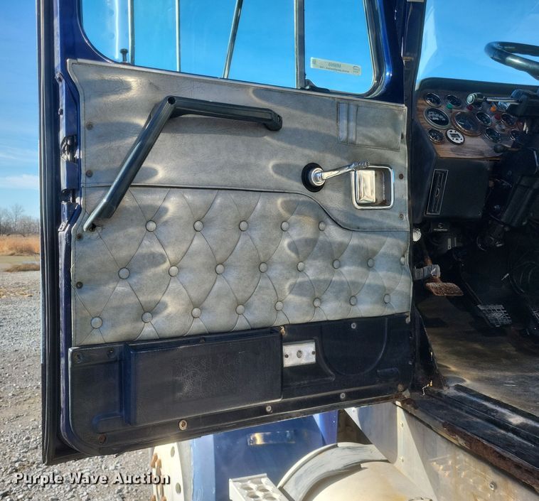 image for item MI9866 1998 Western Star 4964F  fertilizer delivery truck