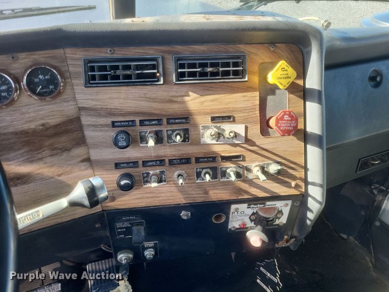 image for item MI9866 1998 Western Star 4964F  fertilizer delivery truck