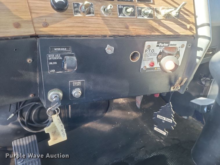 image for item MI9866 1998 Western Star 4964F  fertilizer delivery truck