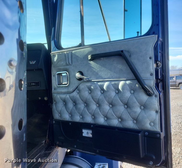 image for item MI9866 1998 Western Star 4964F  fertilizer delivery truck