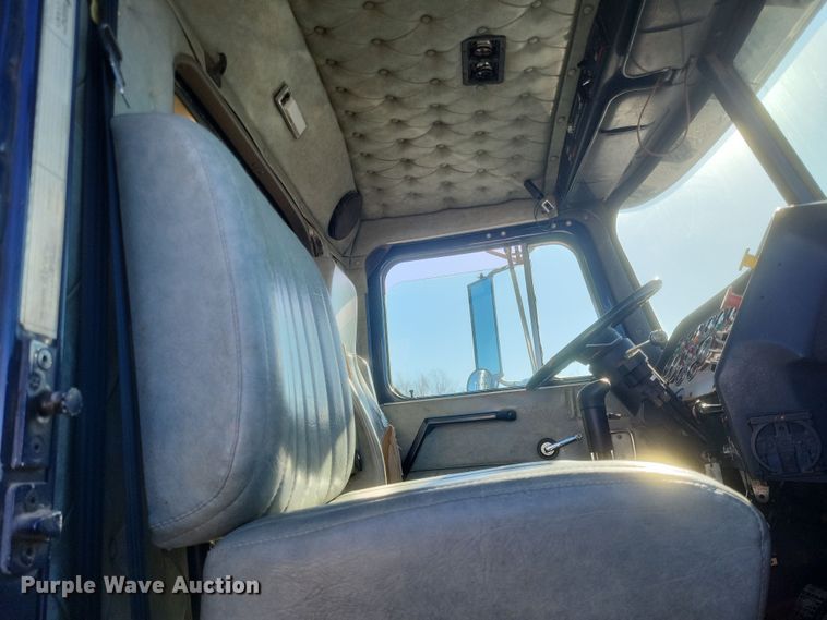 image for item MI9866 1998 Western Star 4964F  fertilizer delivery truck