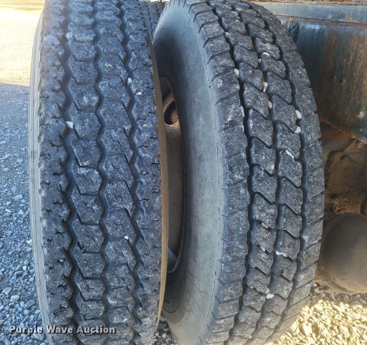 image for item MI9866 1998 Western Star 4964F  fertilizer delivery truck