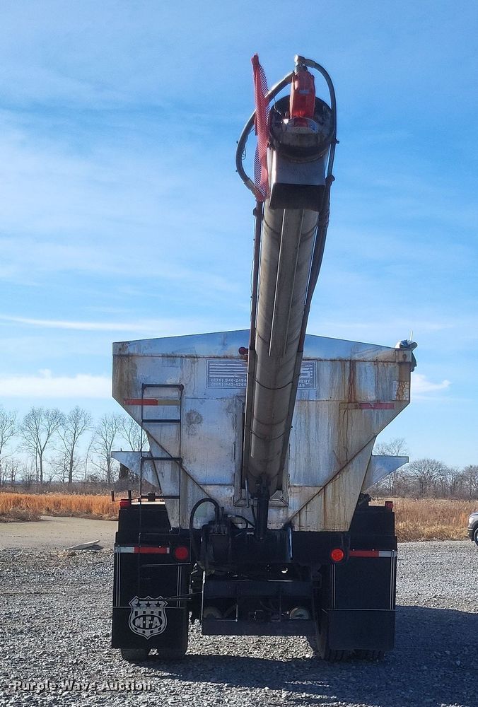 image for item MI9867 1995 Freightliner FL70  fertilizer delivery truck