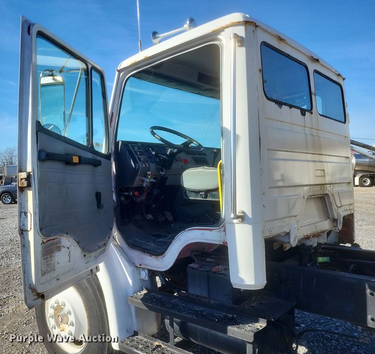 image for item MI9867 1995 Freightliner FL70  fertilizer delivery truck