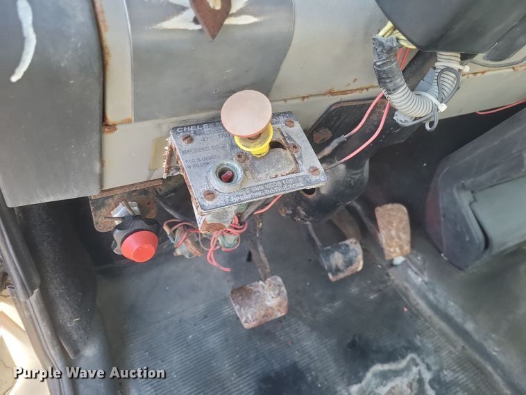 image for item MI9867 1995 Freightliner FL70  fertilizer delivery truck