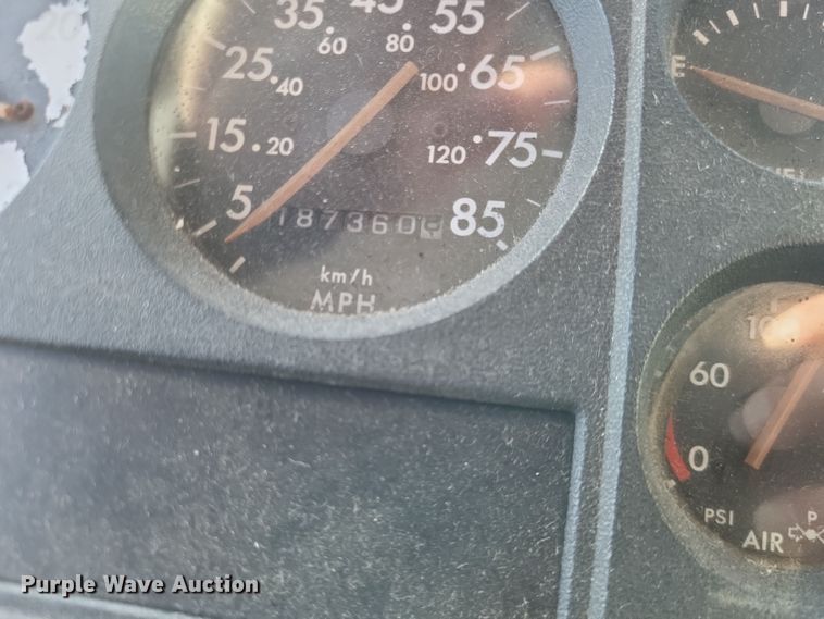 image for item MI9867 1995 Freightliner FL70  fertilizer delivery truck