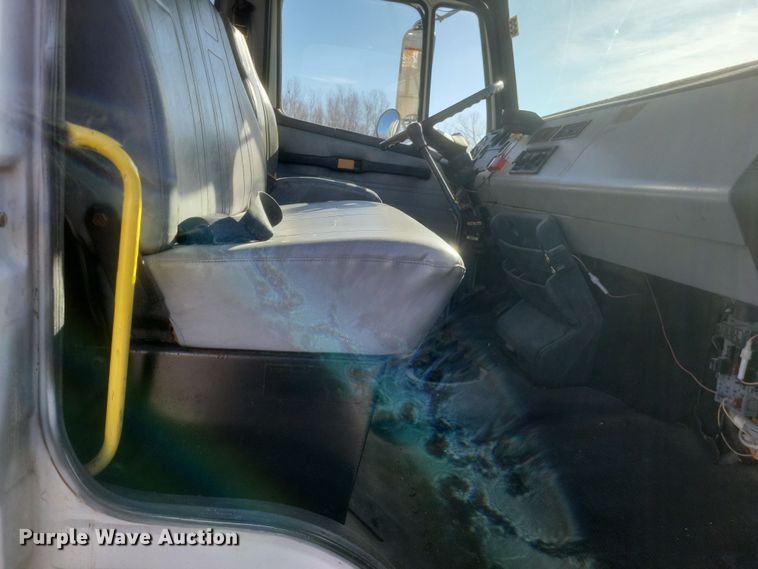 image for item MI9867 1995 Freightliner FL70  fertilizer delivery truck