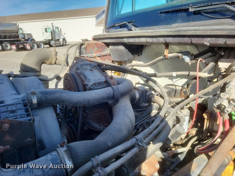 image for item MI9867 1995 Freightliner FL70  fertilizer delivery truck