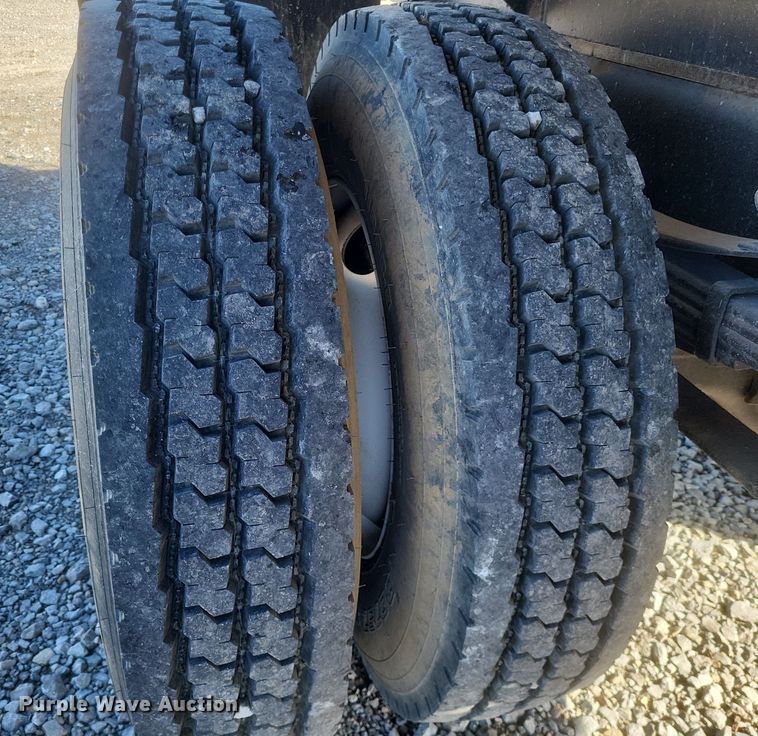 image for item MI9867 1995 Freightliner FL70  fertilizer delivery truck