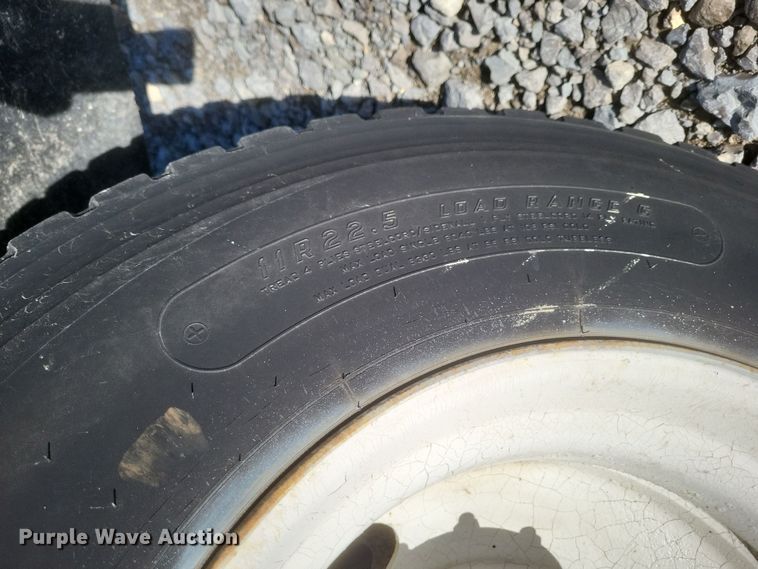 image for item MI9867 1995 Freightliner FL70  fertilizer delivery truck