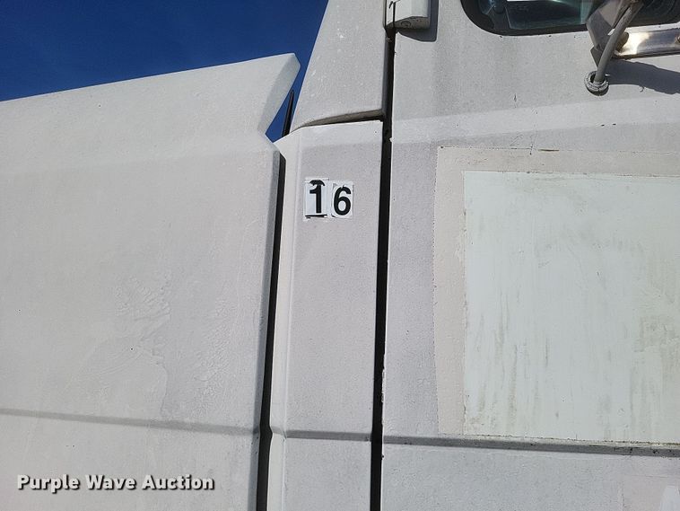 image for item MI9868 1989 Freightliner  semi truck