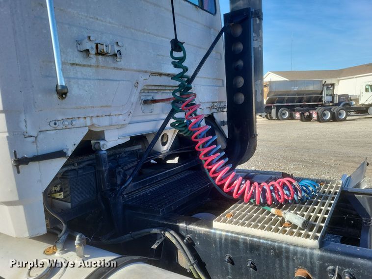 image for item MI9868 1989 Freightliner  semi truck