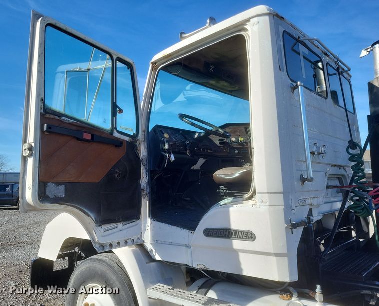 image for item MI9868 1989 Freightliner  semi truck