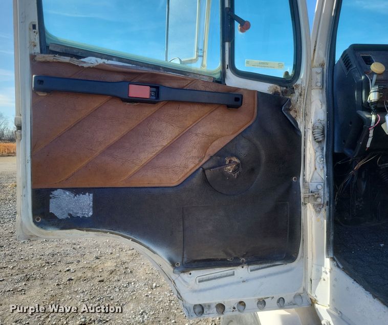 image for item MI9868 1989 Freightliner  semi truck