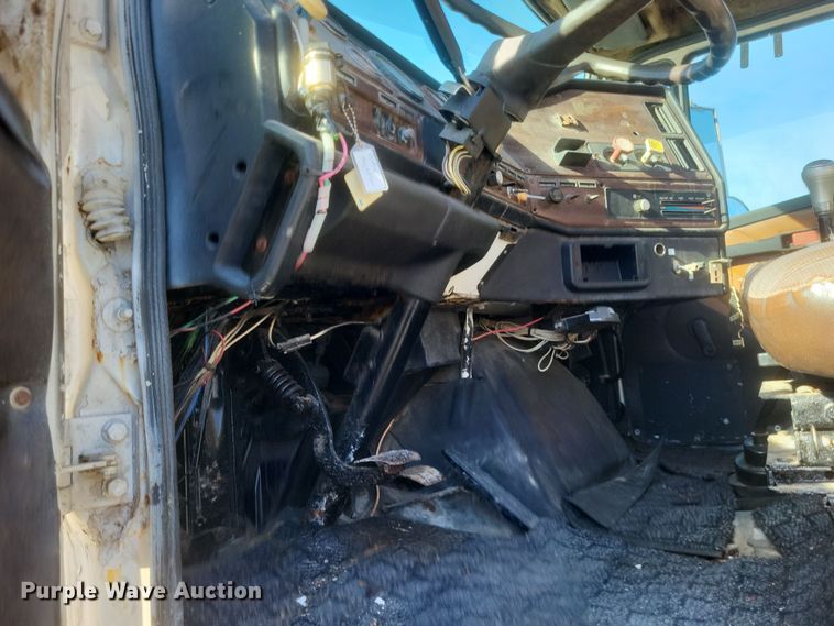 image for item MI9868 1989 Freightliner  semi truck