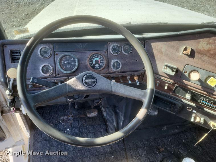 image for item MI9868 1989 Freightliner  semi truck