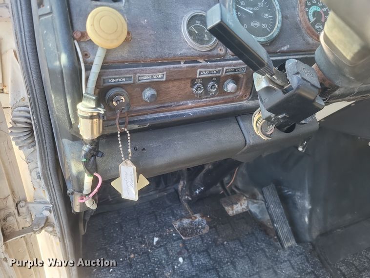 image for item MI9868 1989 Freightliner  semi truck