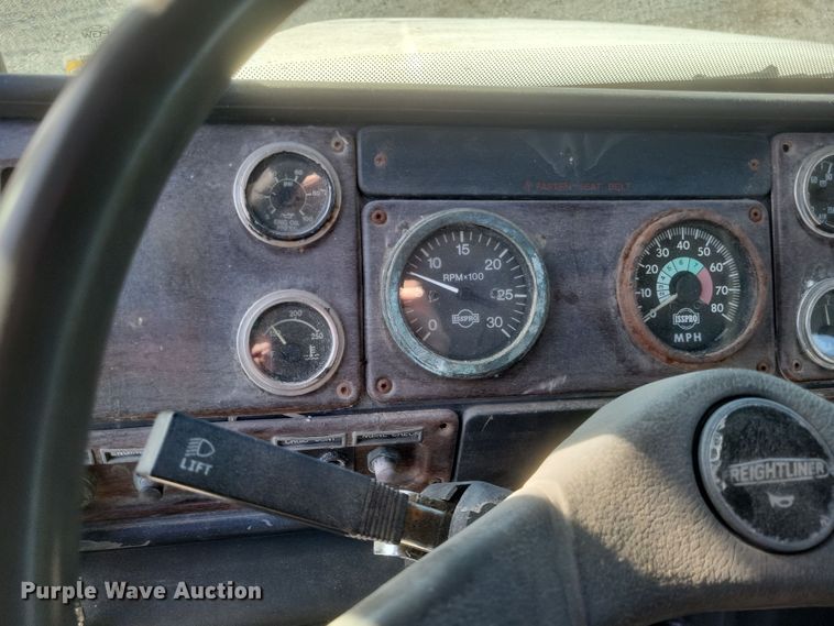 image for item MI9868 1989 Freightliner  semi truck