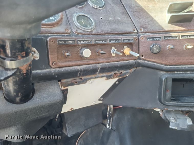 image for item MI9868 1989 Freightliner  semi truck