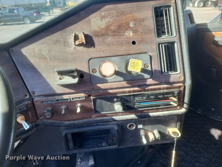 image for item MI9868 1989 Freightliner  semi truck