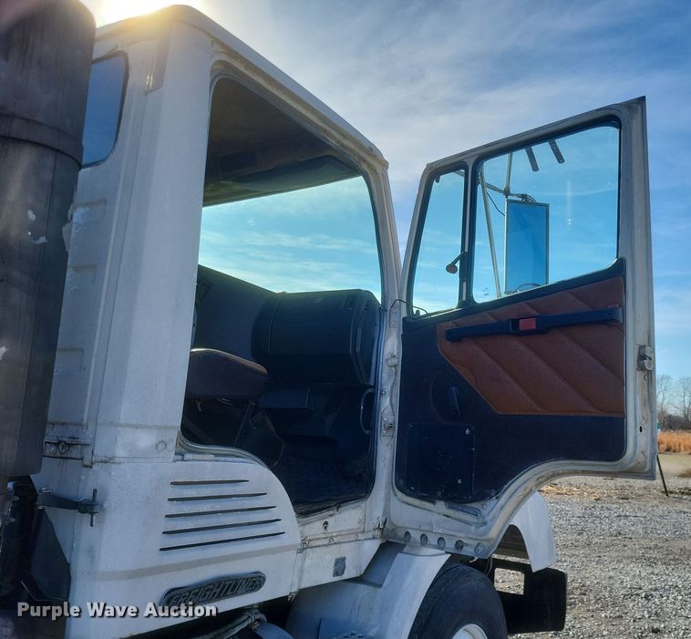 image for item MI9868 1989 Freightliner  semi truck