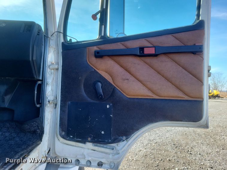 image for item MI9868 1989 Freightliner  semi truck