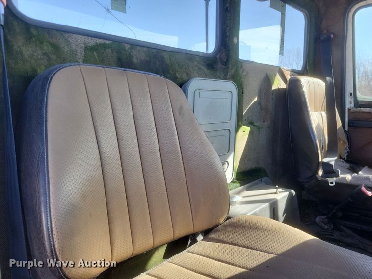 image for item MI9868 1989 Freightliner  semi truck