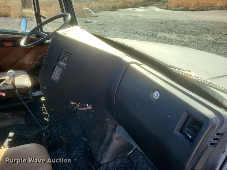 image for item MI9868 1989 Freightliner  semi truck