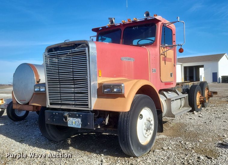 image for item MI9869 1987 Freightliner Conventional  truck cab and chassis