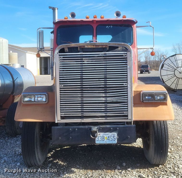 image for item MI9869 1987 Freightliner Conventional  truck cab and chassis