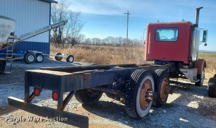 image for item MI9869 1987 Freightliner Conventional  truck cab and chassis