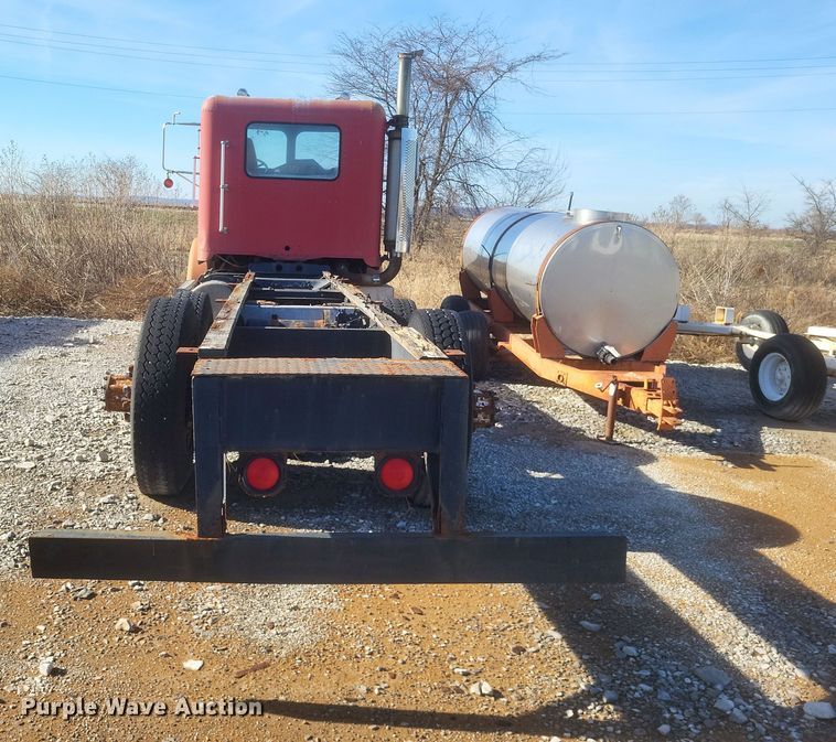 image for item MI9869 1987 Freightliner Conventional  truck cab and chassis