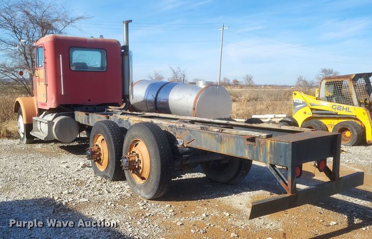 image for item MI9869 1987 Freightliner Conventional  truck cab and chassis