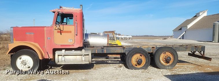 image for item MI9869 1987 Freightliner Conventional  truck cab and chassis