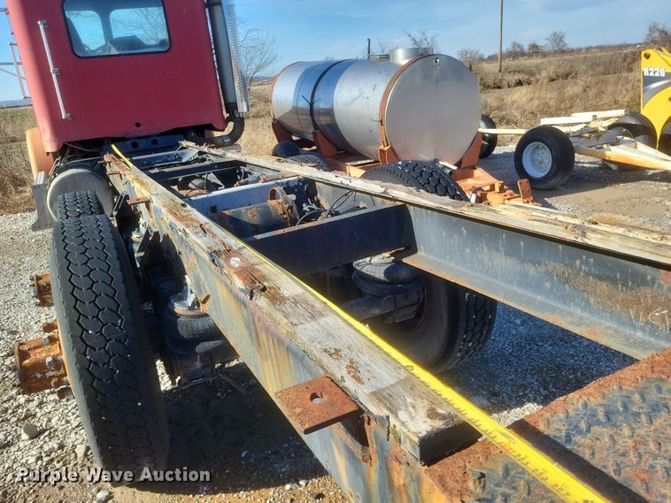 image for item MI9869 1987 Freightliner Conventional  truck cab and chassis