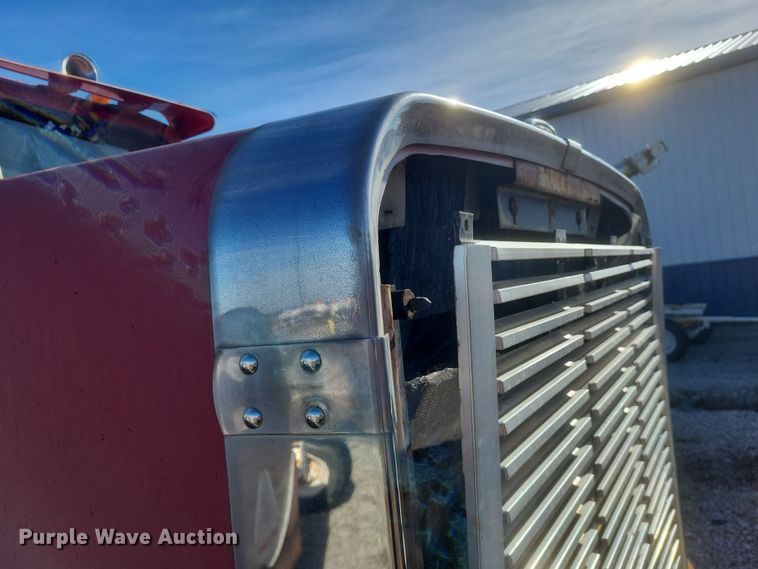 image for item MI9869 1987 Freightliner Conventional  truck cab and chassis