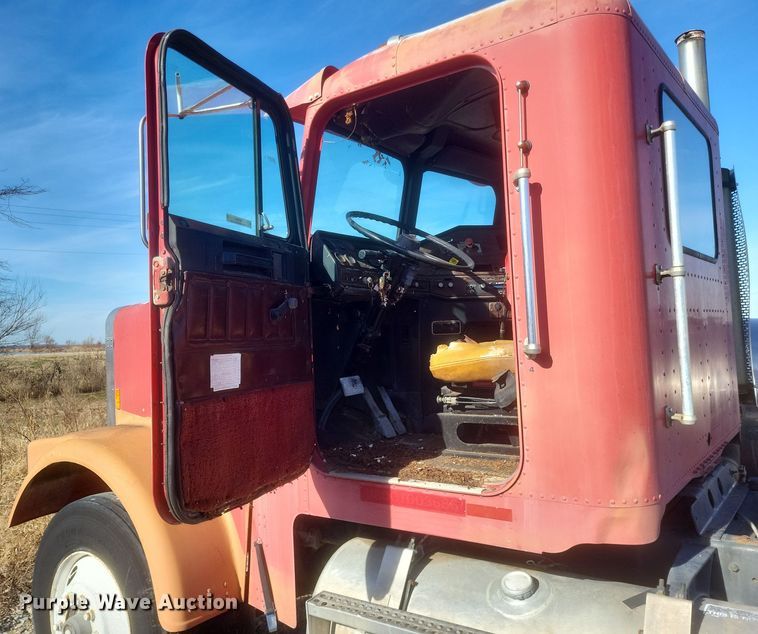 image for item MI9869 1987 Freightliner Conventional  truck cab and chassis