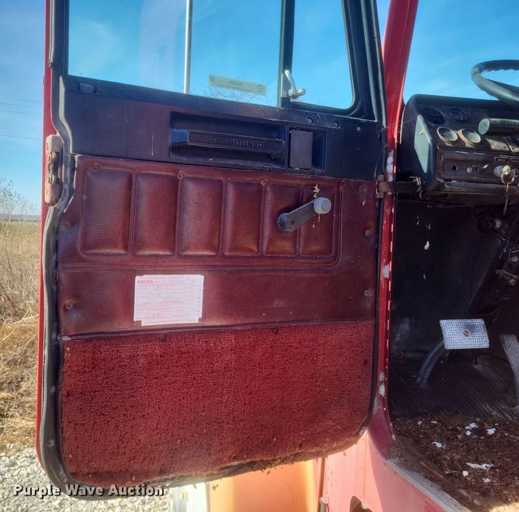 image for item MI9869 1987 Freightliner Conventional  truck cab and chassis