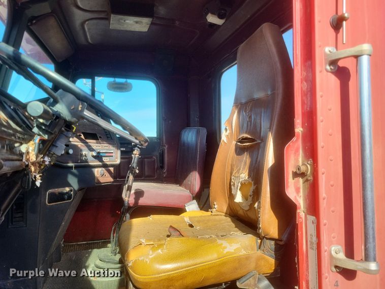 image for item MI9869 1987 Freightliner Conventional  truck cab and chassis