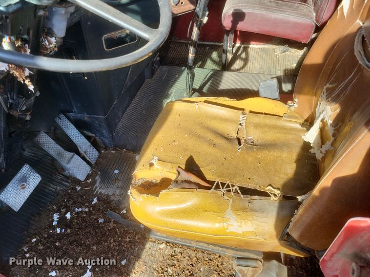 image for item MI9869 1987 Freightliner Conventional  truck cab and chassis